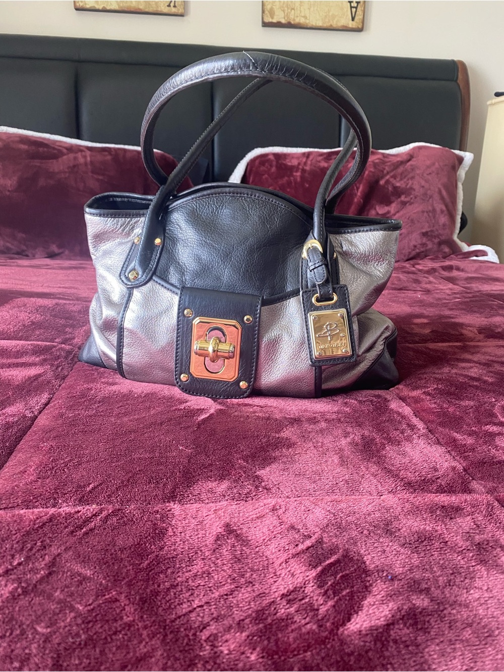 B. Makowsky Women’s Metallic Silver & Black Tote Gold Hardware Purple